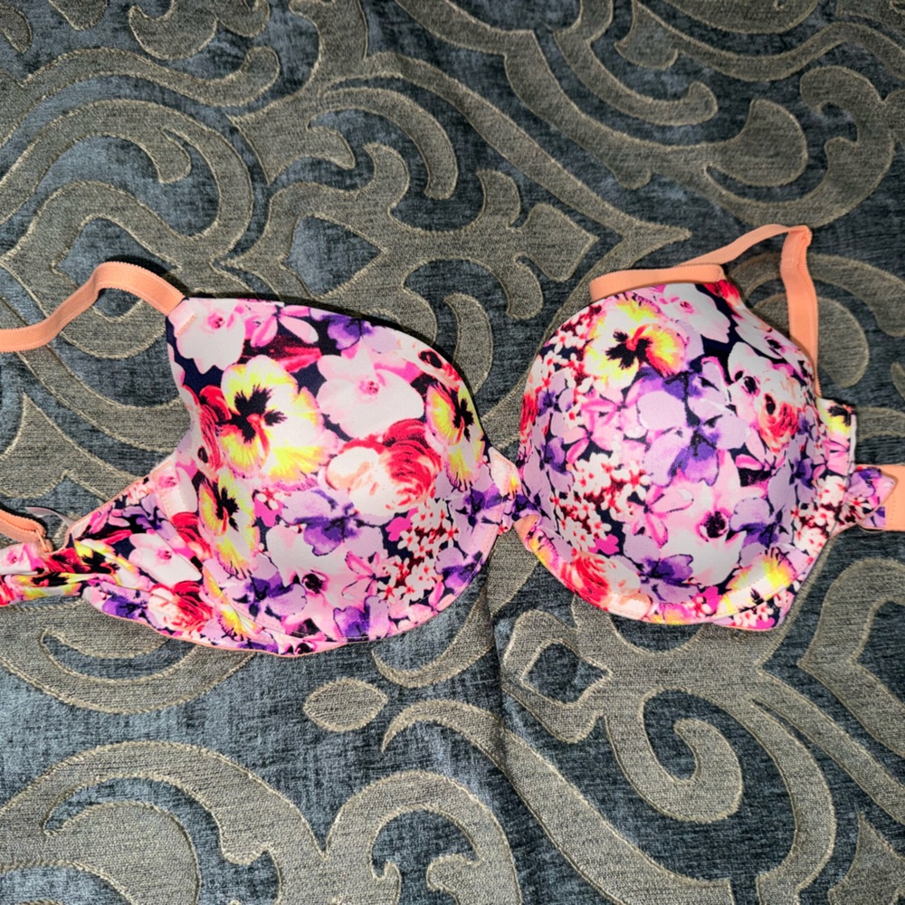 New without tag
Victoria secret wear everywhere Demi bra size 34D